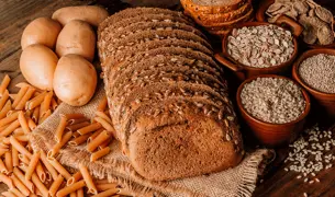 אוסף של דגנים בריאים, לחם, פסטה, תפוחי אדמה