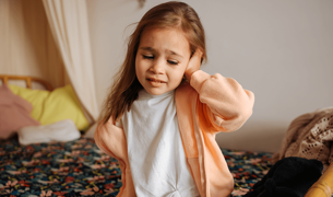 A girl who has a pain in her left ear