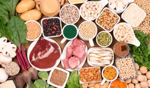 ירקות שונים על שולחן ובשר