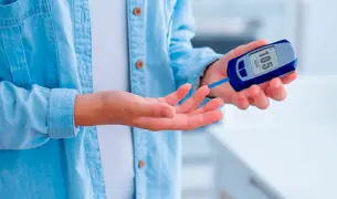 גבר בחולצת ג'ינס מודד סוכר