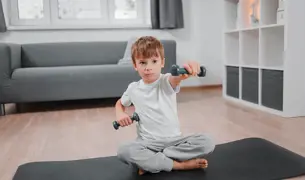 ילד מרים משקולות