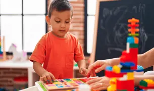 ילד משחק במשחקים חינוכיים אצל המרפאה בעיסוק