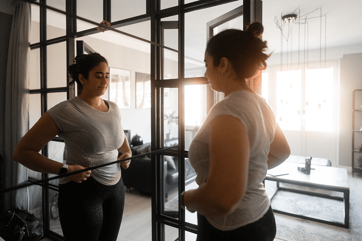 מתבגרת מול המראה