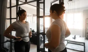 מתבגרת מול המראה