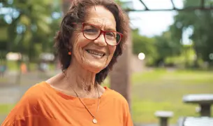 אישה מבוגרת עם משקפיים