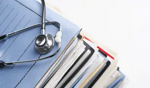 תיק רפואי של פעם, ערימה של תיקיות. היום יש את תיק הבריאות שלי בכף ידך