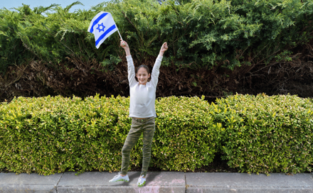 ילדה מניפה דגל ישראל 