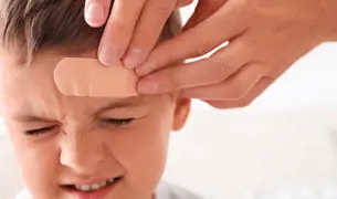 הורה שם פלסטר על הראש