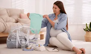 הריונית אורזת תיק לקראת הלידה