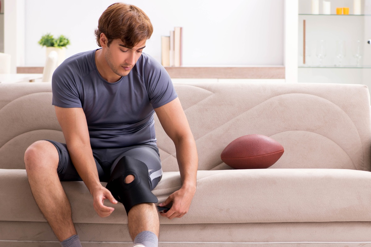 גבר צעיר עם מגן ברכיים