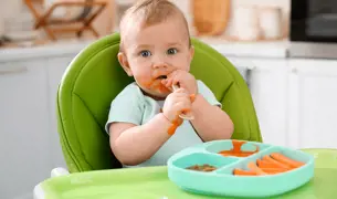 תינוק אוכל