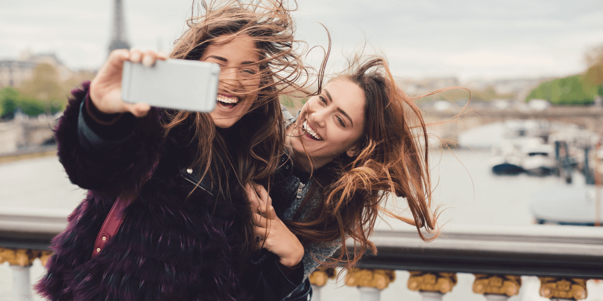 שתי חברות טסות יחד לפריז ומצטלמות על רקע האייפל