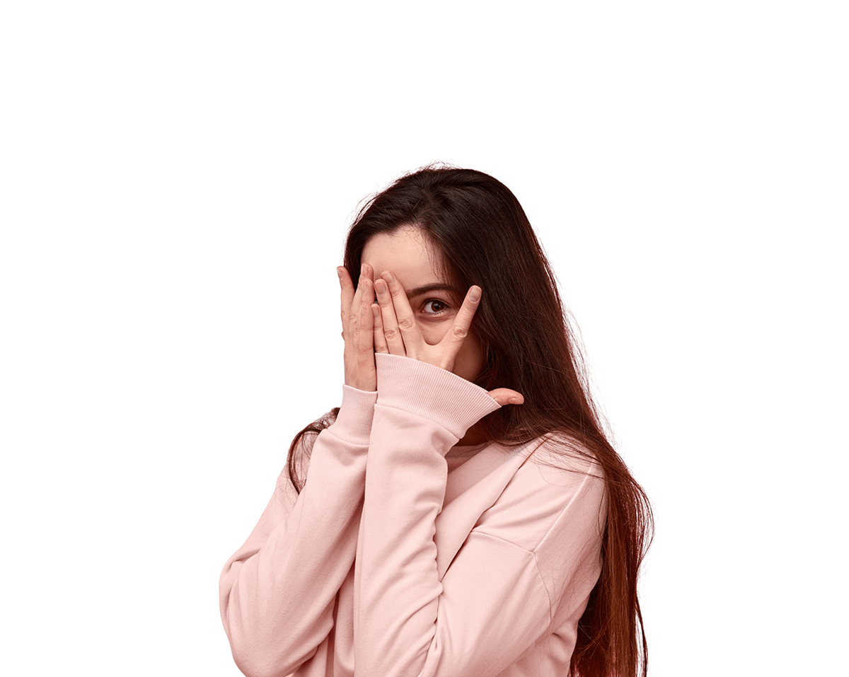 נערה מתבגרת מציצה מבעד לכפות ידייה 