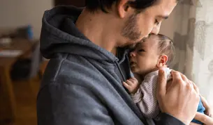 אבא מחבק את התינוק שלו