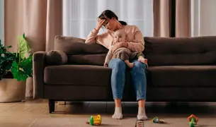 אישה בדיכאון מחזיקה תינוק