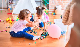 ילדים משחקים עם חלקים קטנים