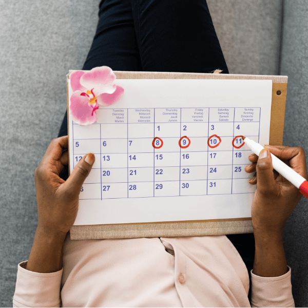 מסמנת את הימים הפוריים שלה על גבי לוח שנה 