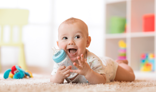 תינוק שוכב על הרצפה