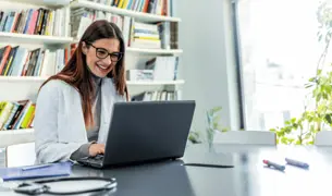 שיחת טלפון והתייעצות עם רופאת נשים אונליין