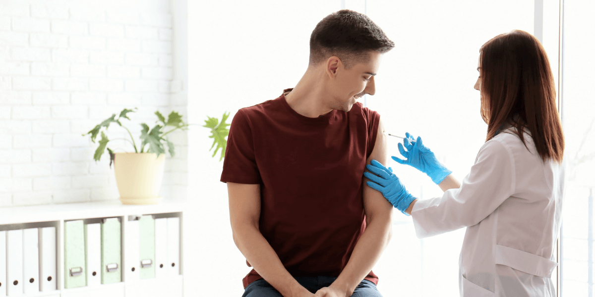 גבר צעיר מתחסן לפני נסיעה לחו"ל ליעד אקזוטי