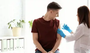 גבר צעיר מתחסן לפני נסיעה לחו"ל ליעד אקזוטי