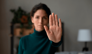 אישה עושה עצור עם היד