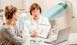 אישה בבדיקה אצל רופאת נשים