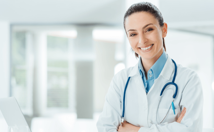 רופאה משלבת ידיים ומחייכת