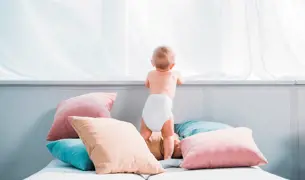 תינוק עם חיתול