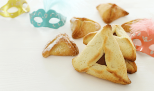 ערימה של אוזני המן ומסיכות לכבוד פורים