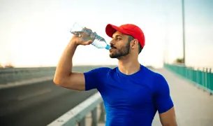 גבר שותה מים בזמן אימון כושר ספורט